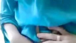 Handjobporr mogna kvinnor porr med vackra Chloe Cherry från Nubiles Porn